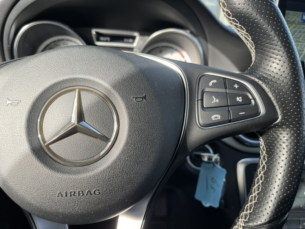 Mercedes-Benz GLA 200 Ambition // GROOT NAVI // PDC // AIRCO // CRUISE // STOELVERWARMING