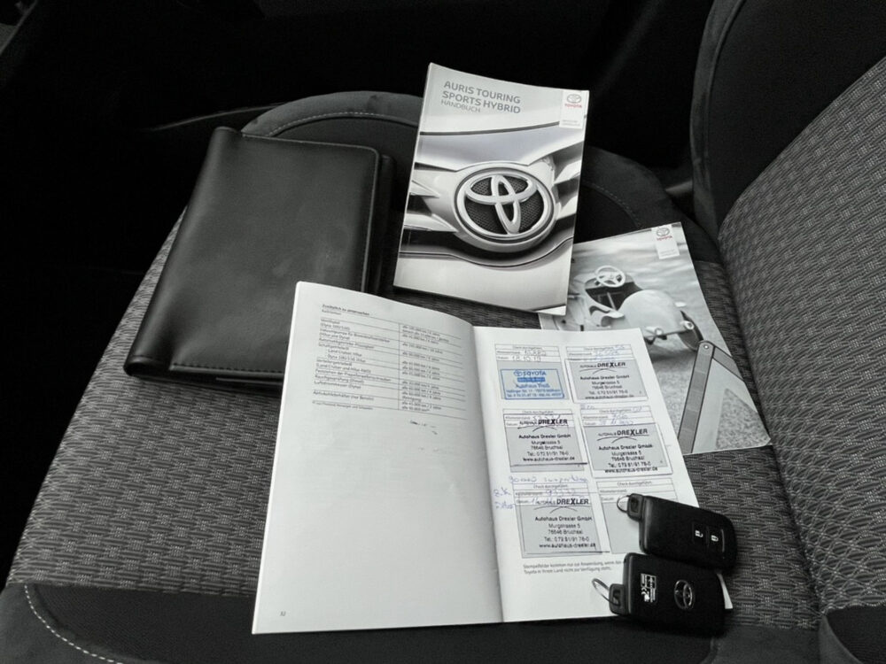 Toyota Auris Touring Sports 1.8 Hybrid Dynamic Ultimate // NAVI // CAMERA+SENSOREN // CLIMA // CRUISE //