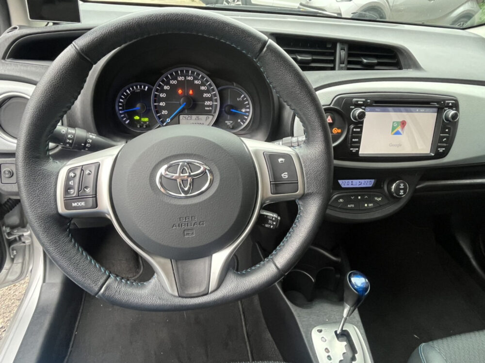 Toyota Yaris 1.5 Full Hybrid Dynamic // NAVI // CLIMA // CAMERA // PDC // PANO-DAK