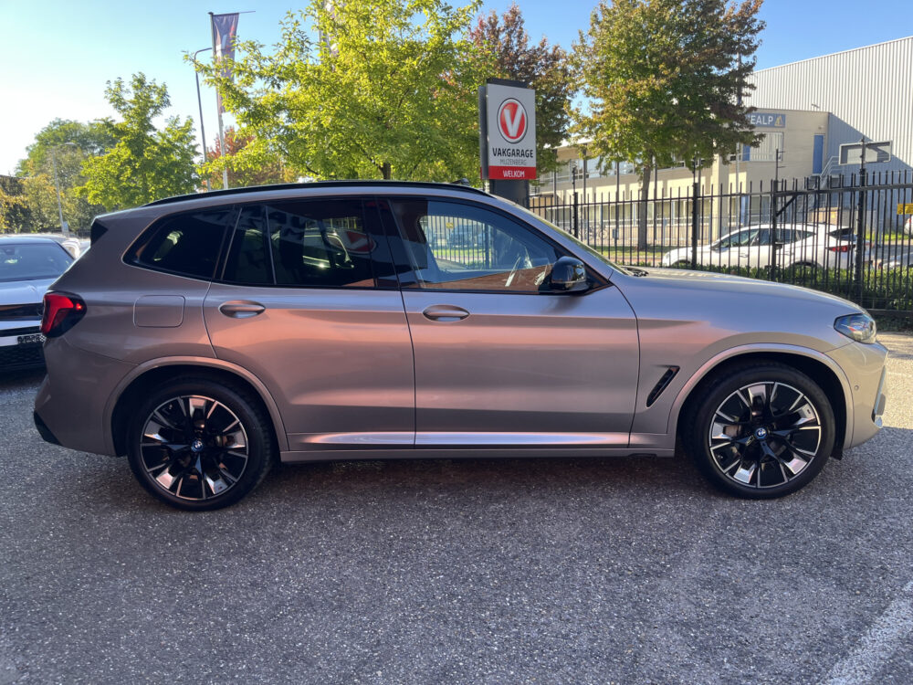 55949818-bmw-ix3-2022