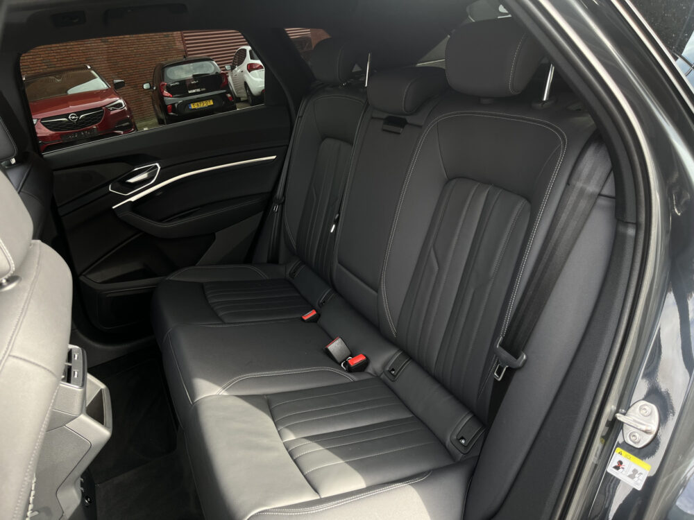 56194232-audi-e-tron-2022