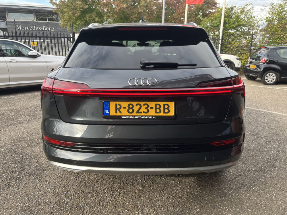 56194232-audi-e-tron-2022