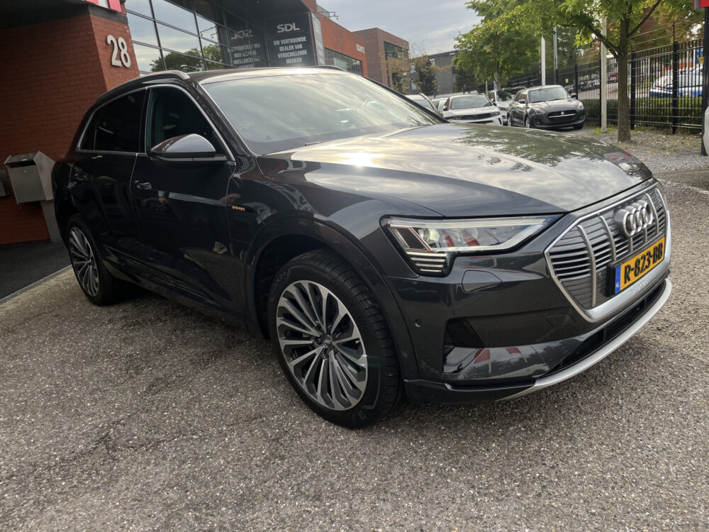 56194232-audi-e-tron-2022