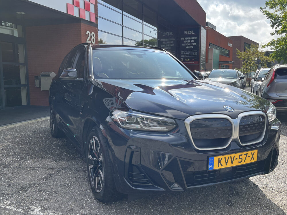 56280118-bmw-ix3-2022