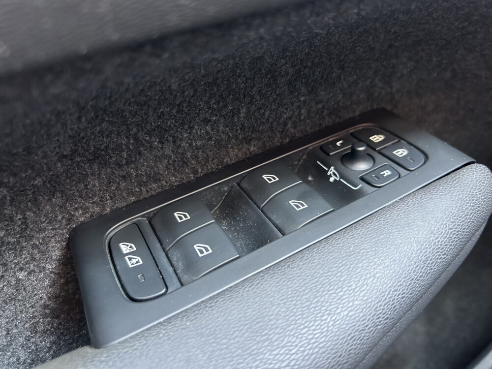 56426563-volvo-xc40-2022