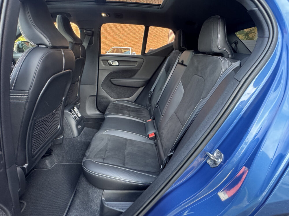 56810177-volvo-xc40-2021