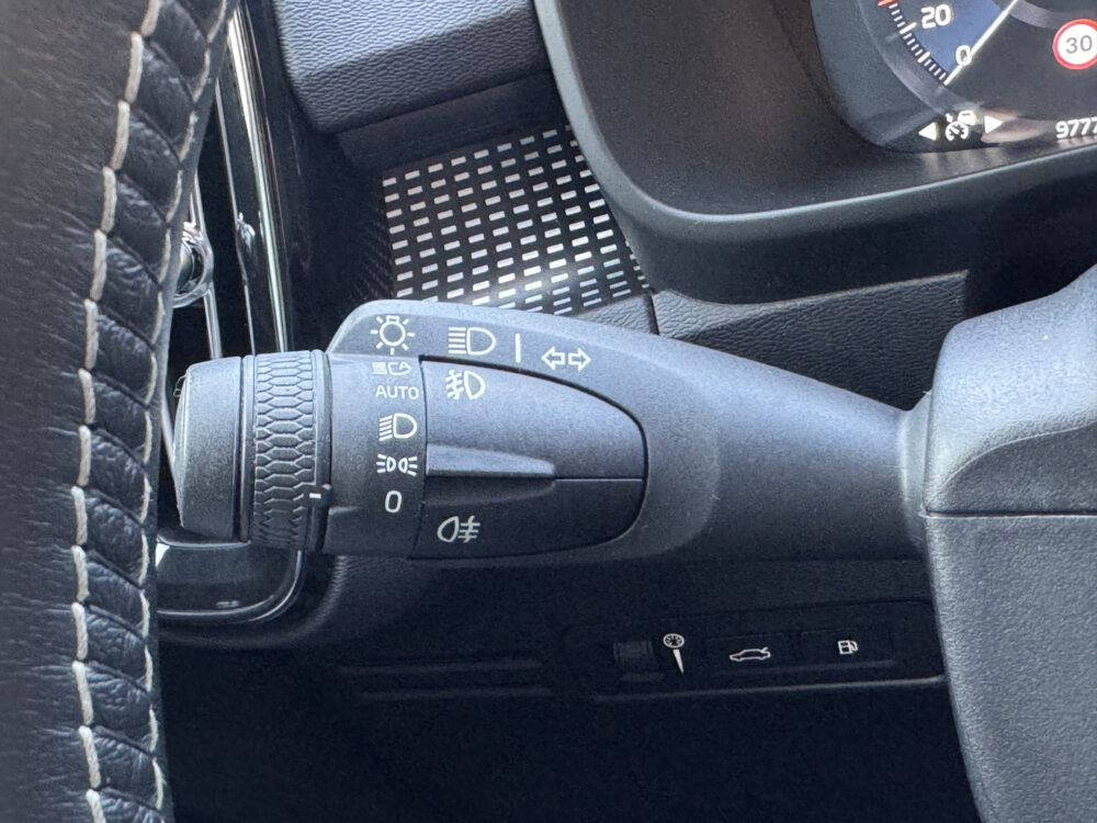 56810177-volvo-xc40-2021