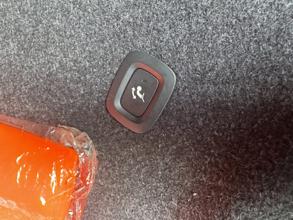 56810177-volvo-xc40-2021