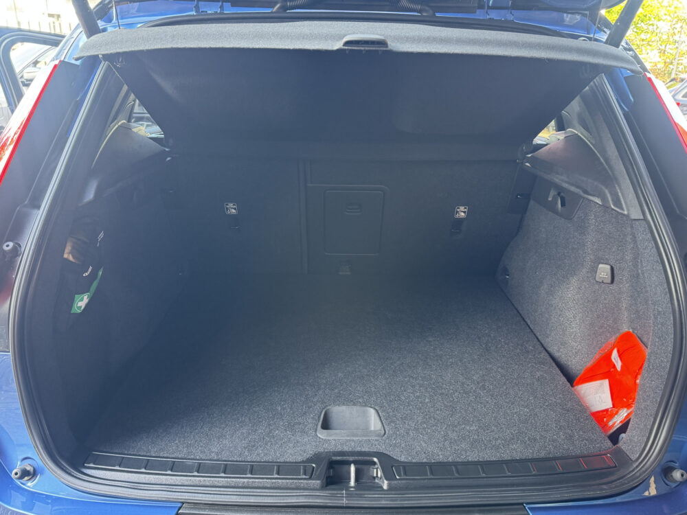 56810177-volvo-xc40-2021