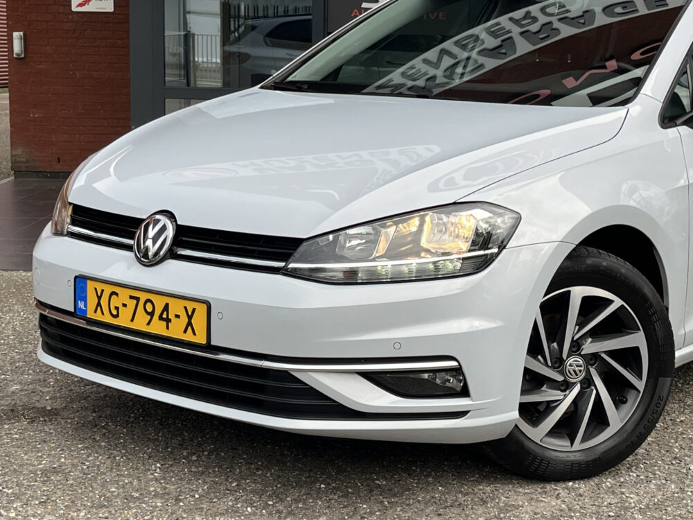 56857692-volkswagen-golf-2019