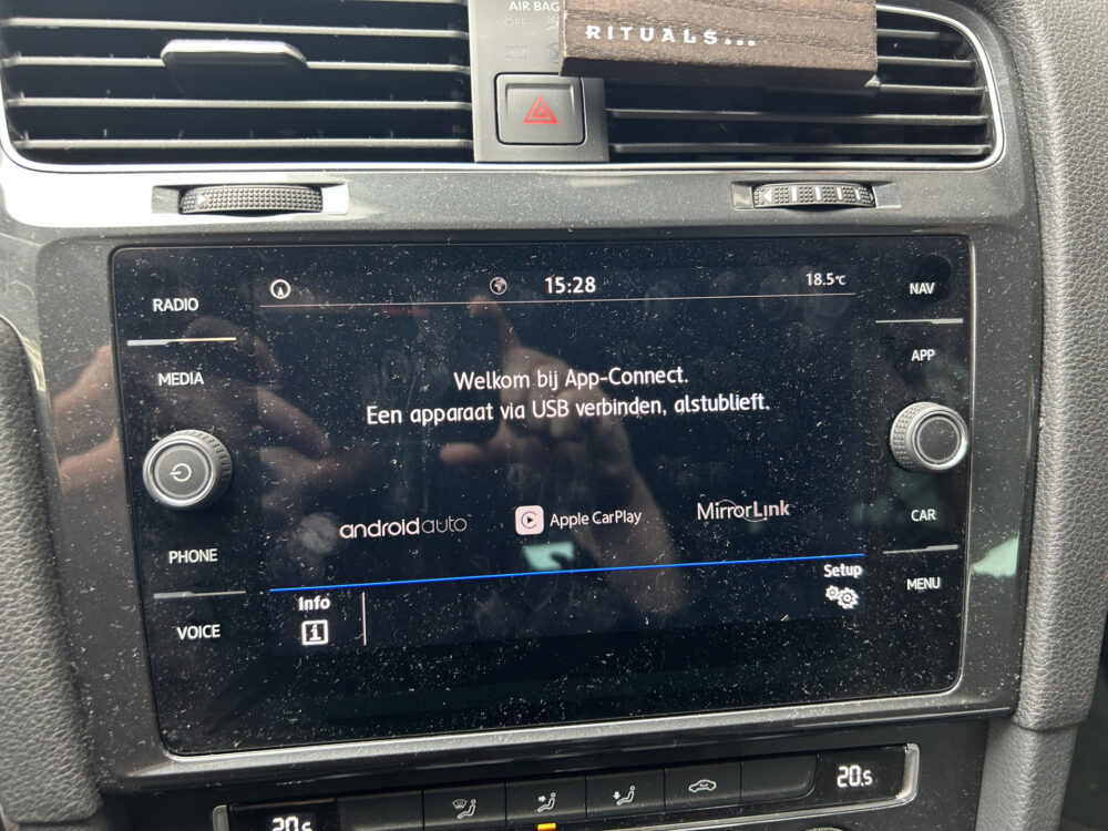 56857692-volkswagen-golf-2019