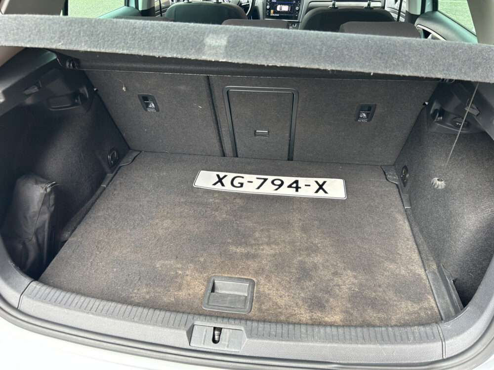 56857692-volkswagen-golf-2019