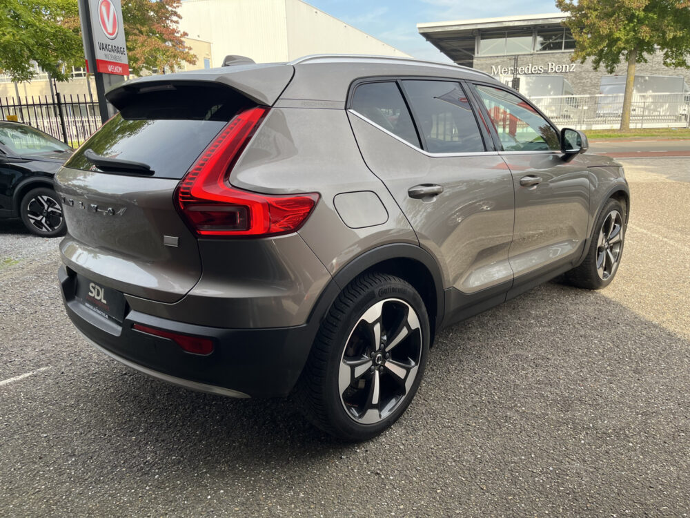 57032243-volvo-xc40-2021