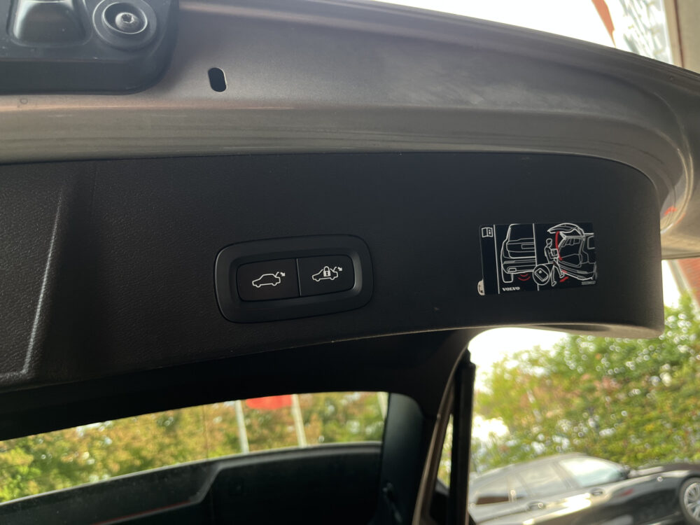 57032243-volvo-xc40-2021