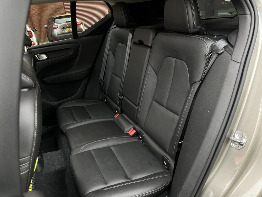 57032243-volvo-xc40-2021