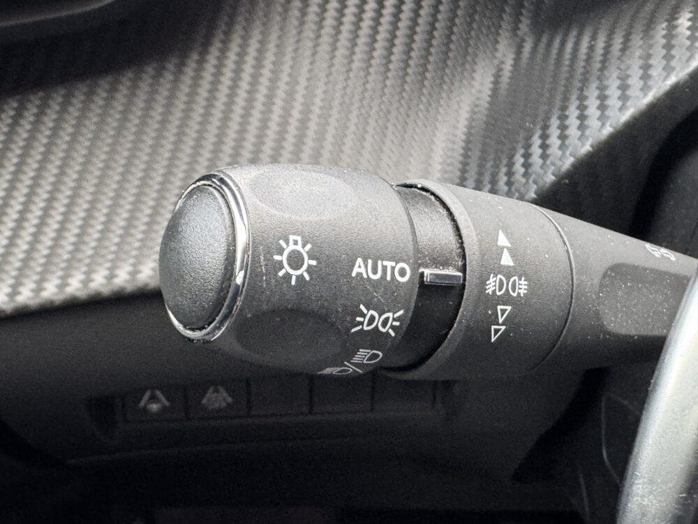 57337453-peugeot-2008-2020