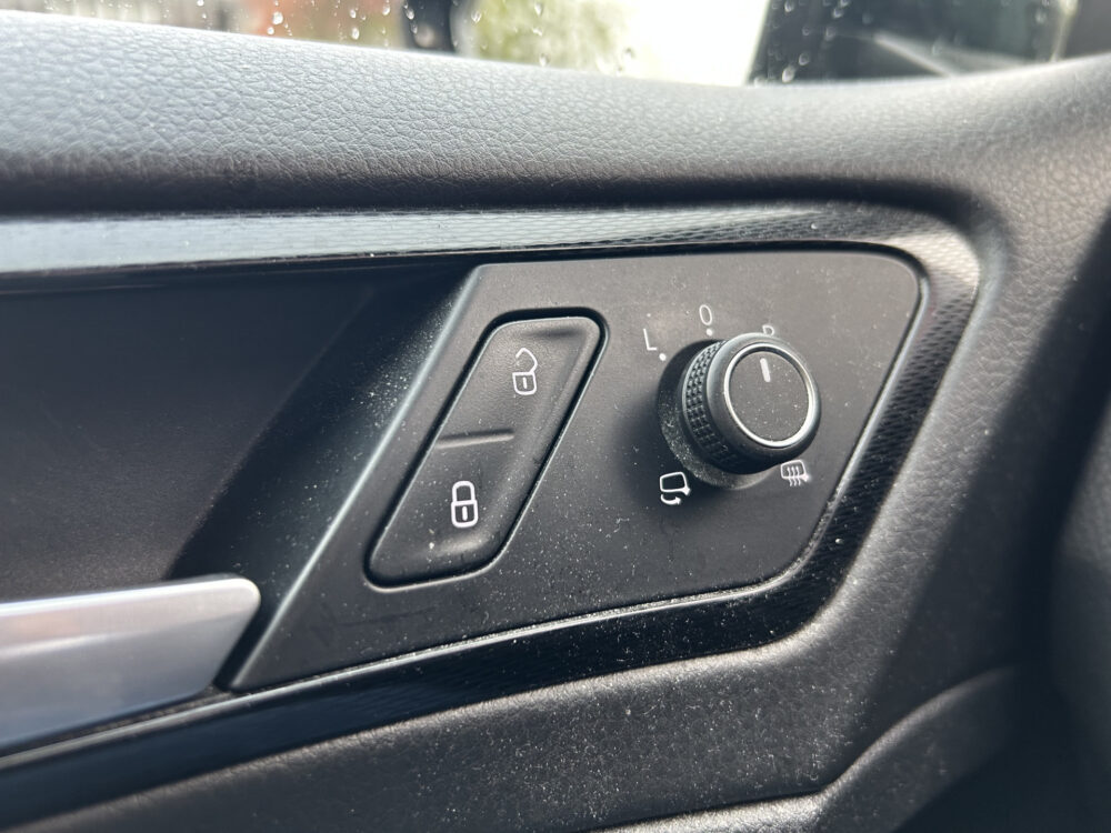 57529155-volkswagen-golf-2015