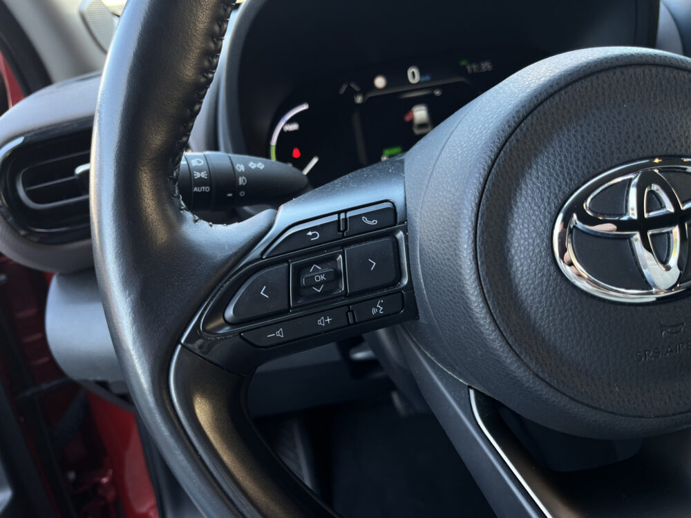 57562095-toyota-yaris-cross-2021