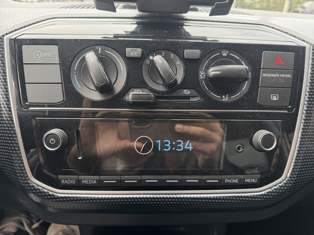 57672564-volkswagen-up-2019