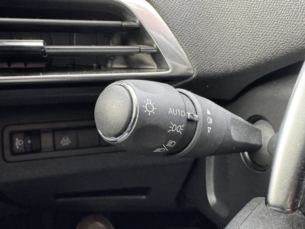 57679734-peugeot-3008-2022