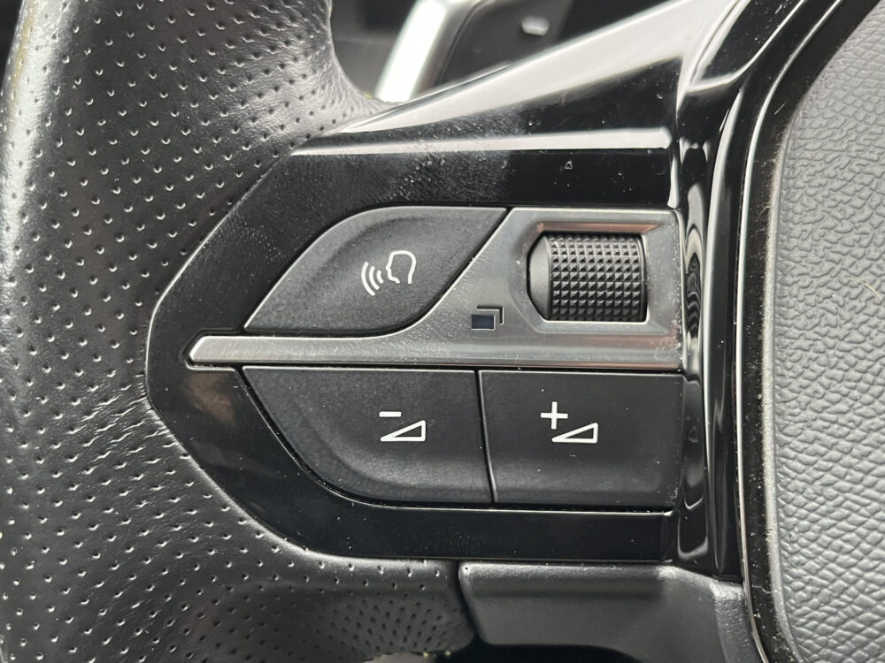 57732652-peugeot-2008-2022