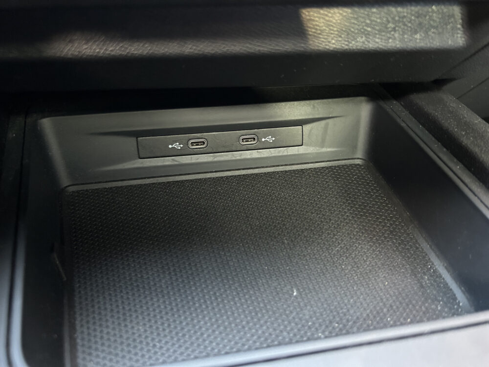 57816348-seat-leon-2021