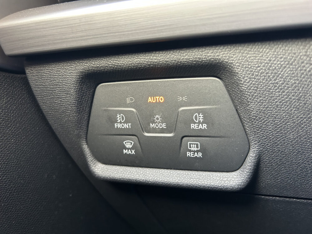 57816348-seat-leon-2021